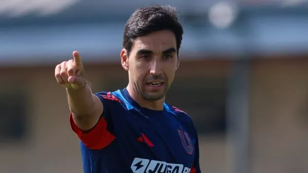 Francisco Meneghini dirigiendo un entrenamiento de la Universidad de Chile