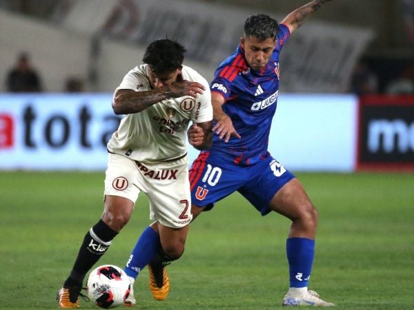 Caín Fara de Universitario disputa un balón con Lucas Assadi de Universidad de Chile