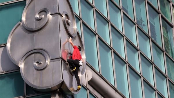Alex Honnold logra histórico ascenso sin cuerdas en el rascacielos Taipei 101
