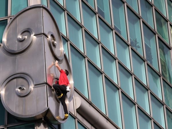 Alex Honnold logra histórico ascenso sin cuerdas en el rascacielos Taipei 101