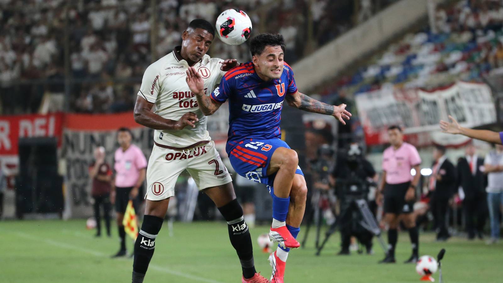 José Carabalí de Universitario disputa un balón con Javier Altamirano de Universidad de Chile