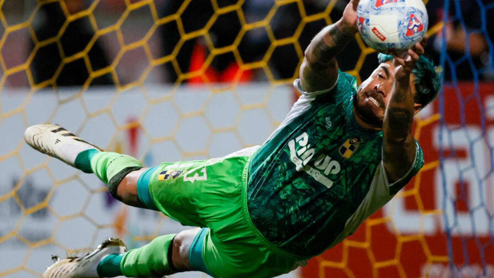 Diego Sánchez tapando un penal sin guantes en la final de la Supercopa ante la Universidad Católica