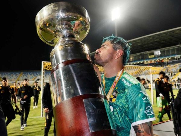 Diego Sánchez levantando y besando la Supercopa