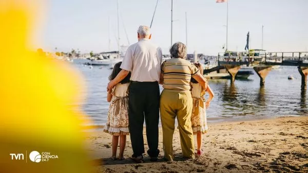 Abuelos cuidando de sus nietos en la playa.