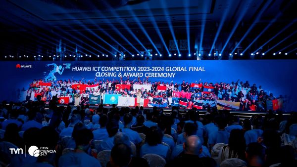 Estudiantes participan en la ICT Competition de Huawei, competencia internacional de innovación tecnológica.
