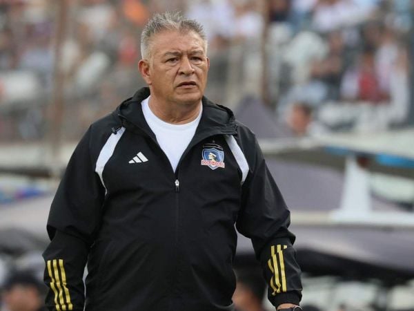 Claudio Borghi con el buzo de Colo Colo