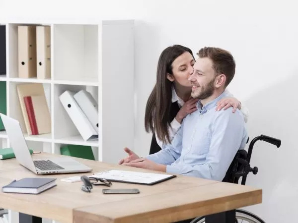 Esto es lo que dice la ley chilena sobre las relaciones amorosas con un compañero de trabajo