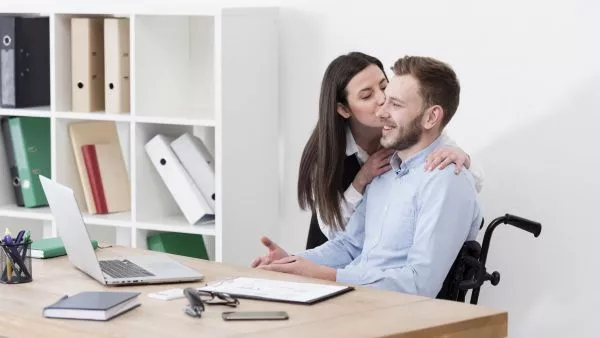 Esto es lo que dice la ley chilena sobre las relaciones amorosas con un compañero de trabajo