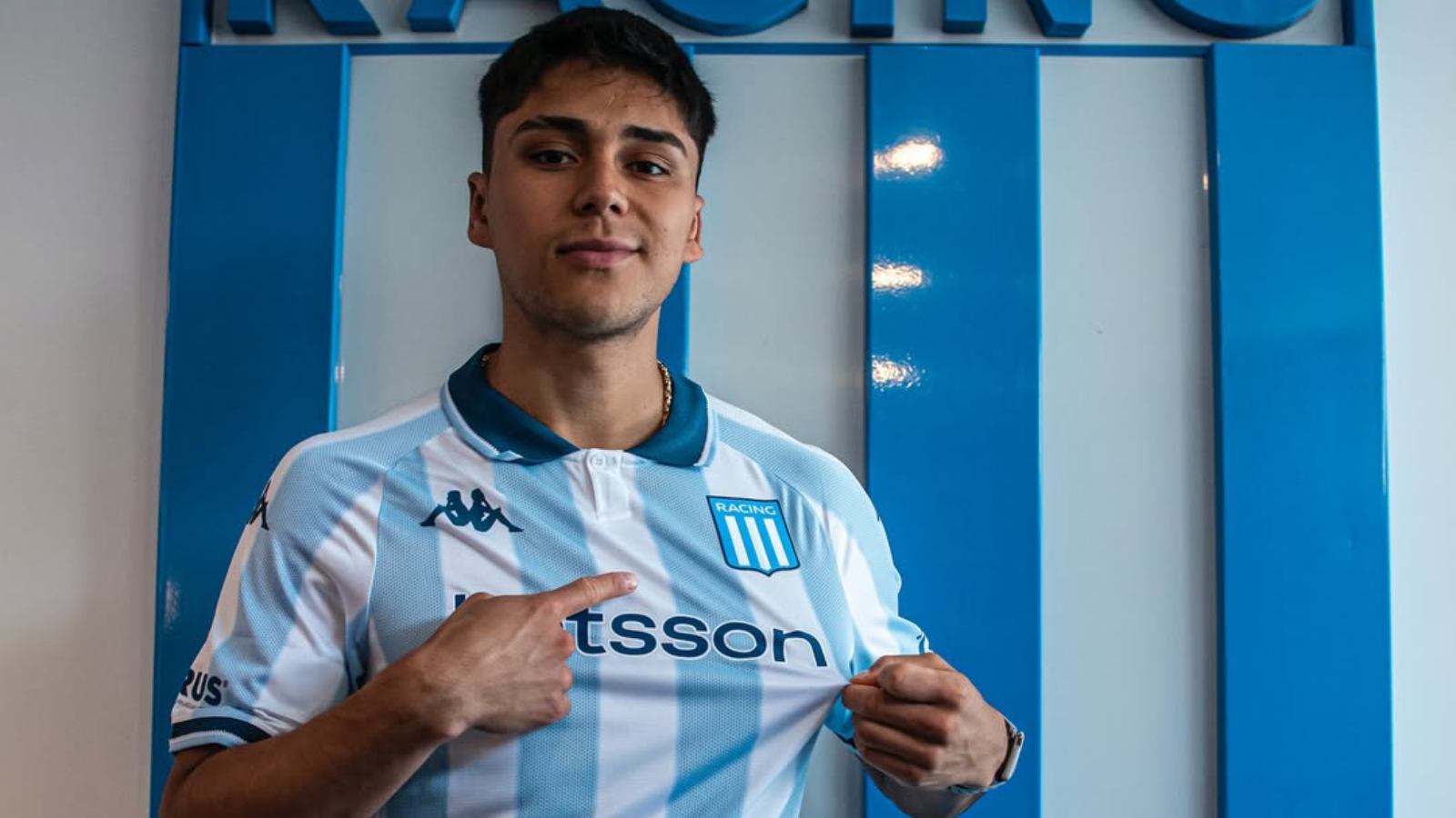 Damián Pizarro posando con la camiseta de Racing Club