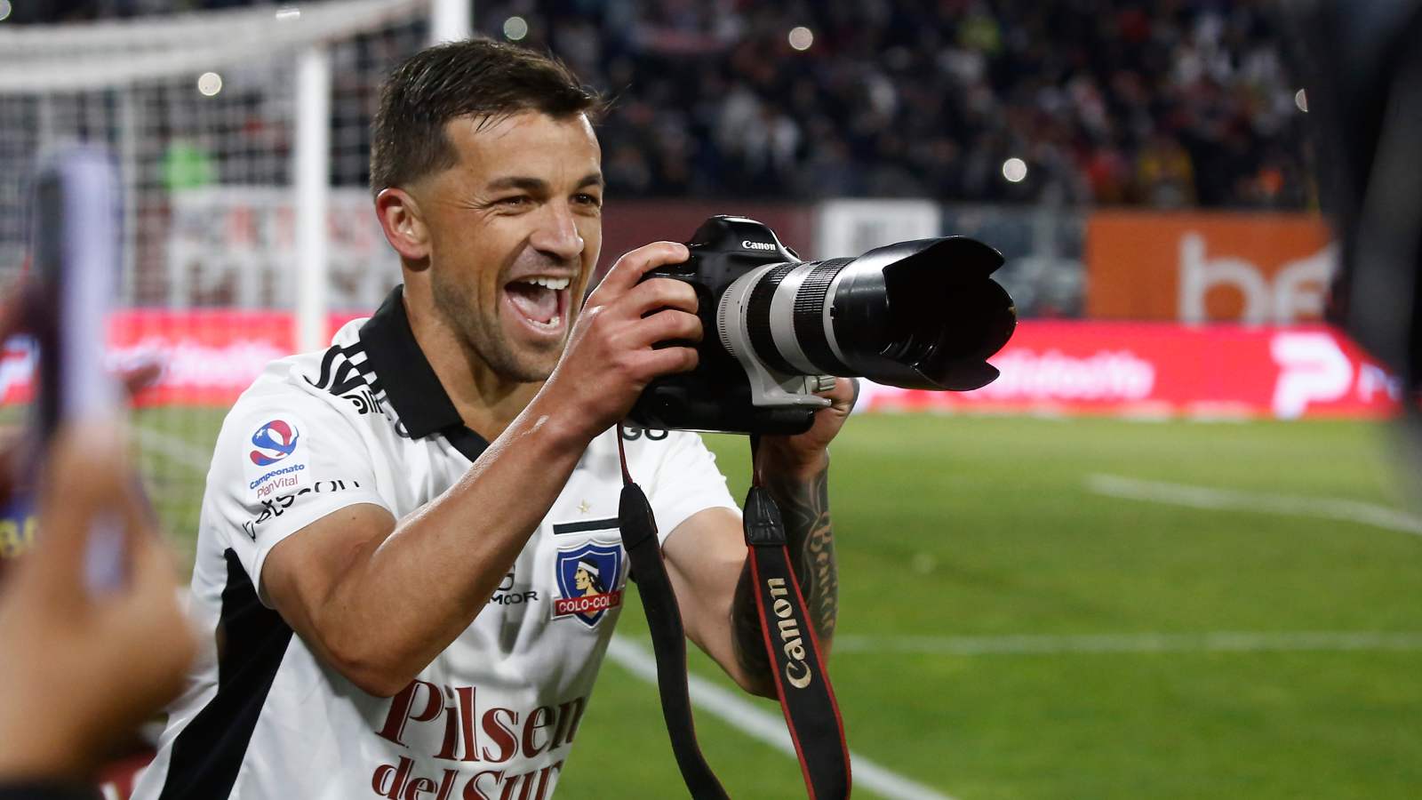 Gabriel Costa tomando una foto mientras jugaba por Colo Colo. Celebraba un gol ante Unión Española en 2022