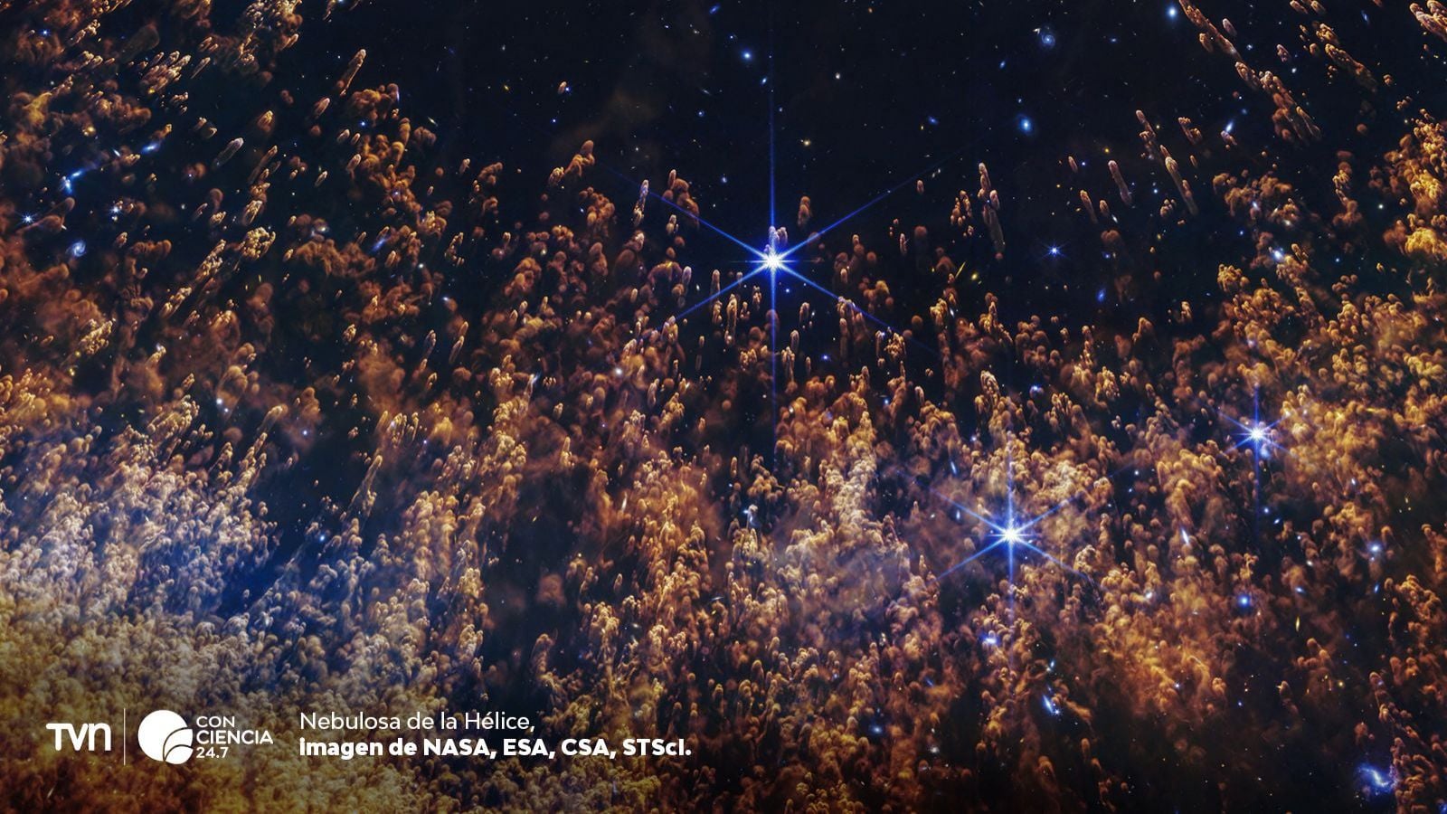 Imagen de la Nebulosa de la Hélice captada por el telescopio James Webb, mostrando columnas de gas, polvo y una enana blanca en el centro.