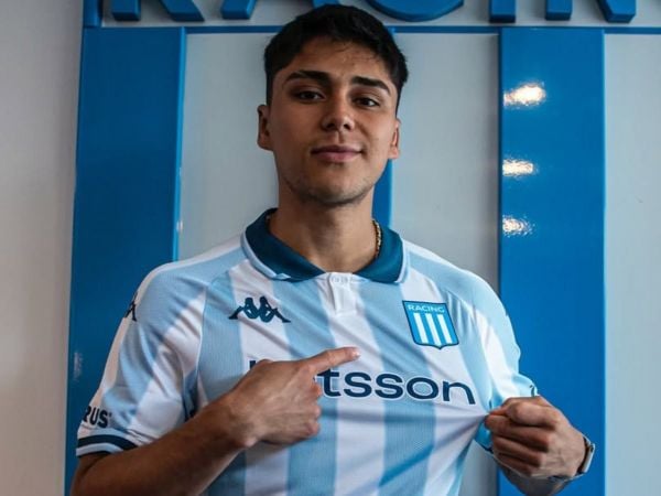 Damián Pizarro posando con la camiseta de Racing Club