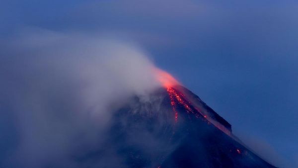 Filipinas declara estado de calamidad en Tabaco por erupción del volcán Mayón