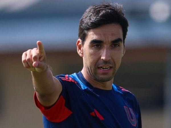 Francisco Meneghini dirigiendo un entrenamiento de la Universidad de Chile