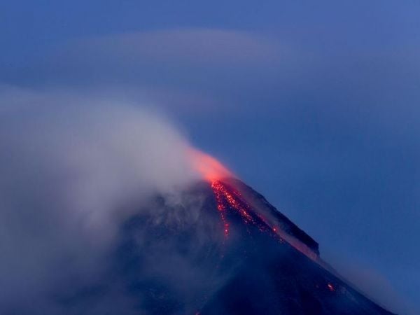 Filipinas declara estado de calamidad en Tabaco por erupción del volcán Mayón