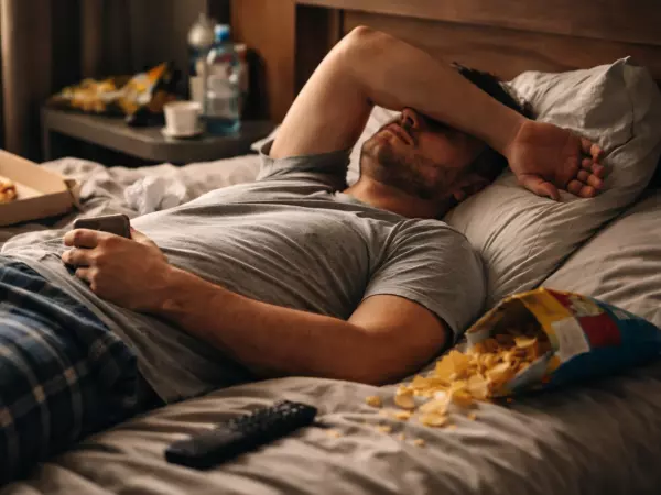 Persona acostada. Creada con inteligencia artificial.