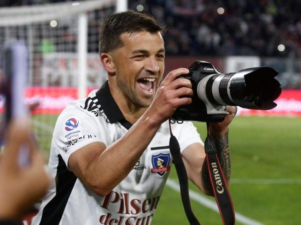 Gabriel Costa tomando una foto mientras jugaba por Colo Colo. Celebraba un gol ante Unión Española en 2022