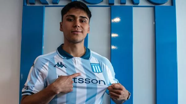 Damián Pizarro posando con la camiseta de Racing Club