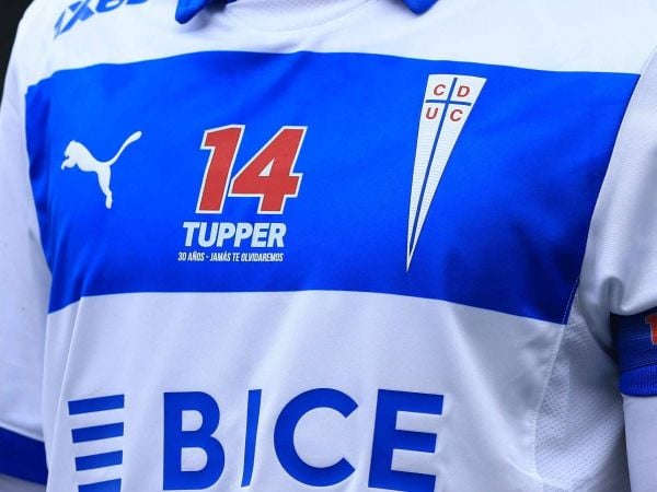 Camiseta de la Universidad Católica