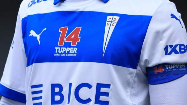 Camiseta de la Universidad Católica