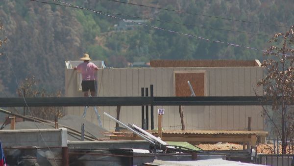 Alza de precios y temor por lluvias marcan la incertidumbre de damnificados en Lirquén y Penco