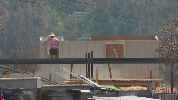 Alza de precios y temor por lluvias marcan la incertidumbre de damnificados en Lirquén y Penco