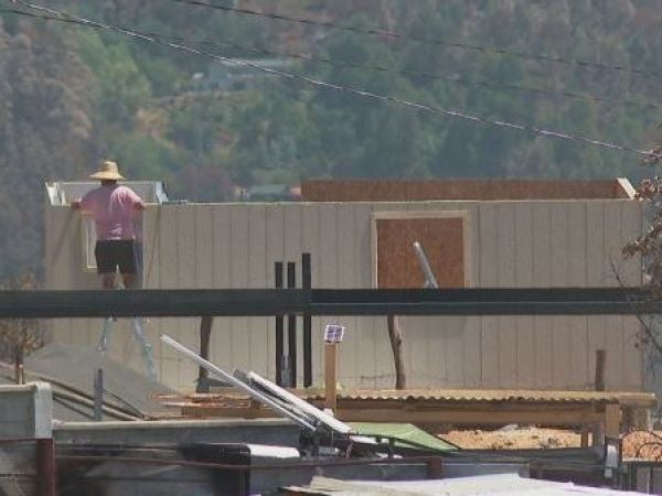 Alza de precios y temor por lluvias marcan la incertidumbre de damnificados en Lirquén y Penco