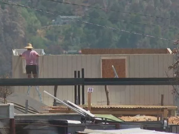 Alza de precios y temor por lluvias marcan la incertidumbre de damnificados en Lirquén y Penco