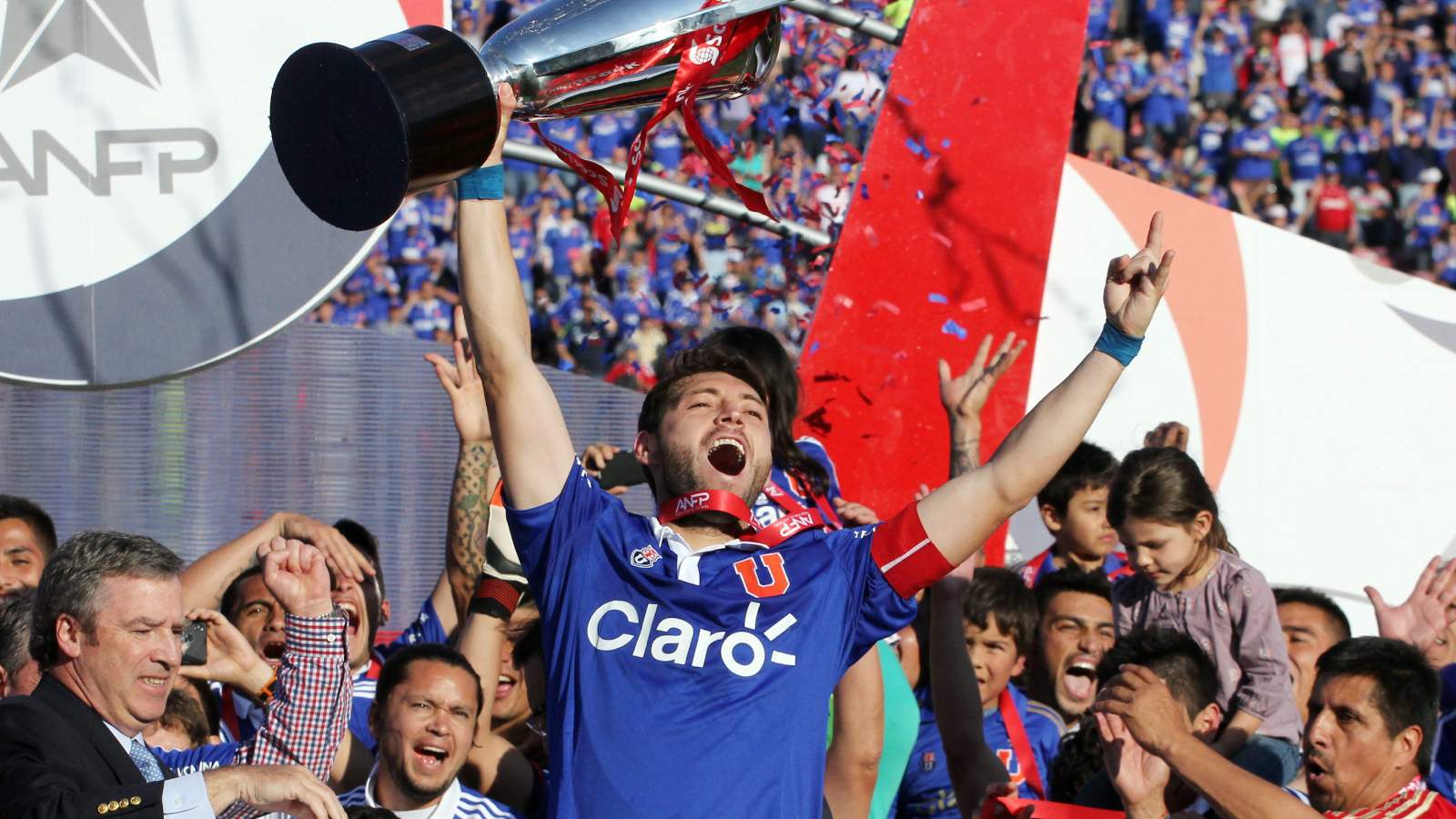 José Rojas levanta la copa de campeón del Campeonato Apertura 2014