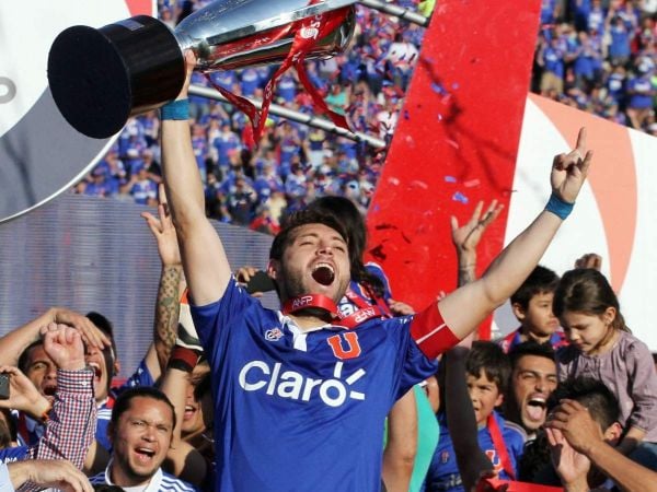 José Rojas levanta la copa de campeón del Campeonato Apertura 2014