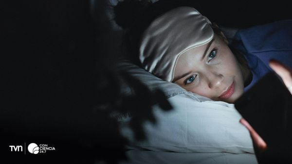 Mujer no se puede quedar dormida viendo su celular.