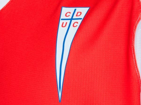 Camiseta de la Universidad Católica alternativa