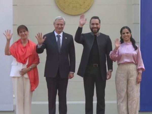 Con honores y alfombra roja: Así fue recibido José Antonio Kast por Nayib Bukele