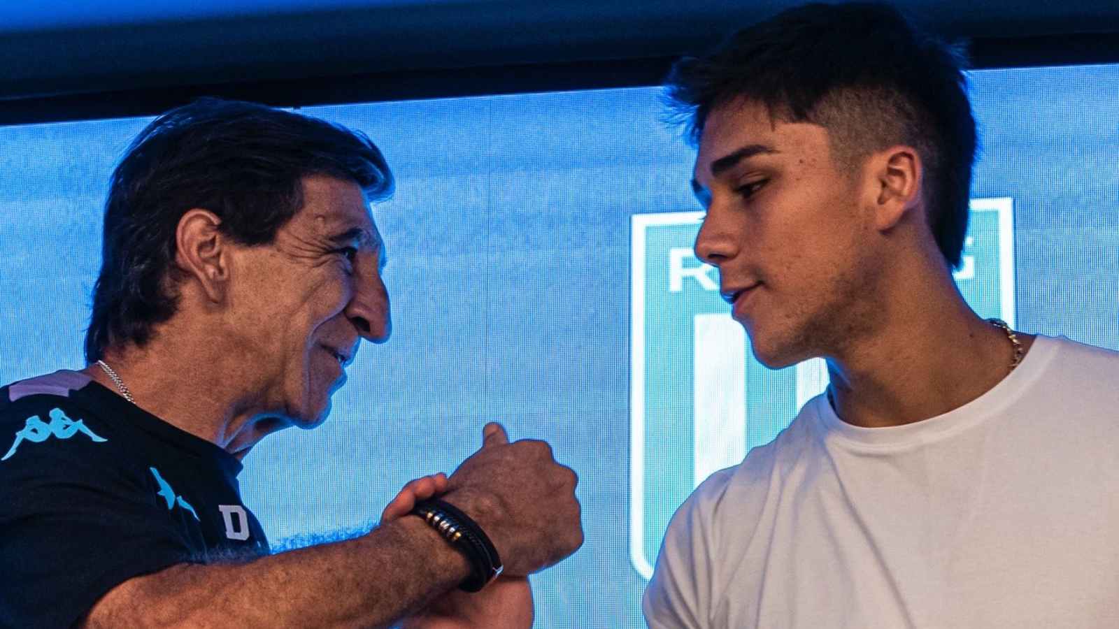 Gustavo Costas y Damián Pizarro en la presentación del delantero chileno por Racing Club de Avellaneda