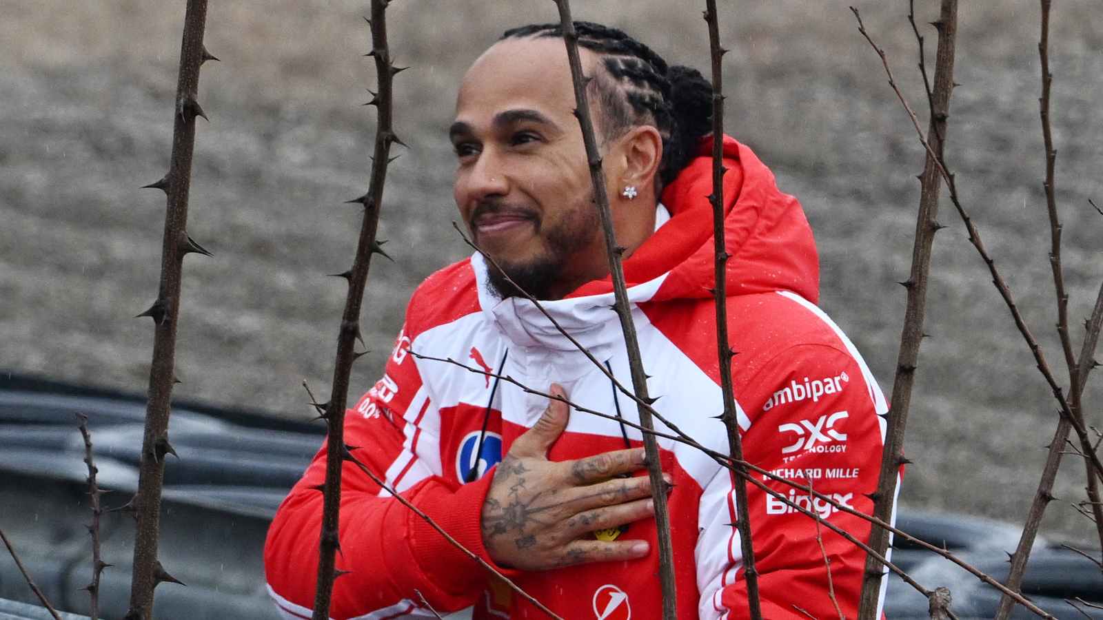 Lewis Hamilton saludando a fanáticos de Ferrari