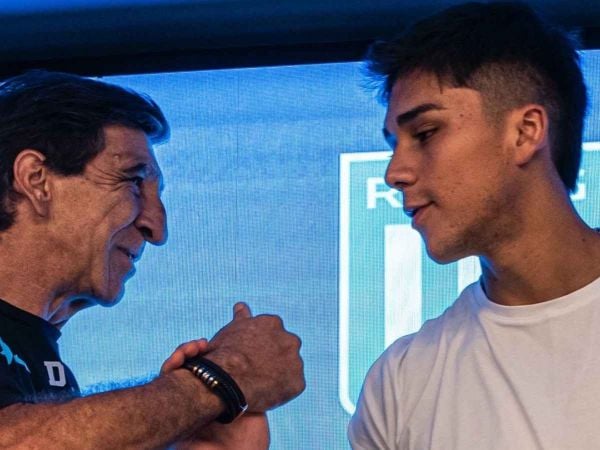 Gustavo Costas y Damián Pizarro en la presentación del delantero chileno por Racing Club de Avellaneda