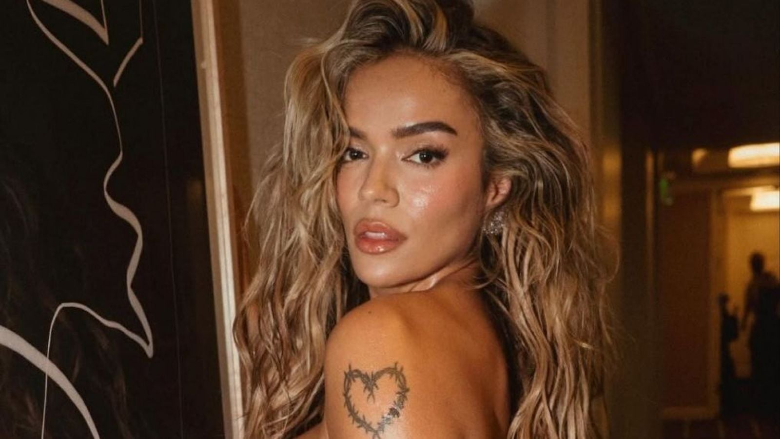 Karol G sorprende en los Premios Gammy 2026 con dos sorprendentes vestidos transparentes