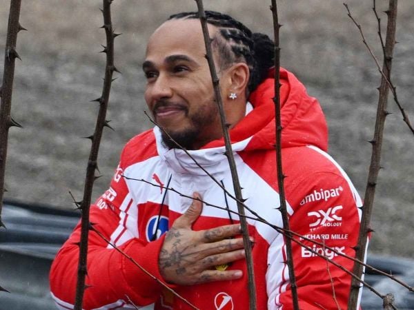 Lewis Hamilton saludando a fanáticos de Ferrari
