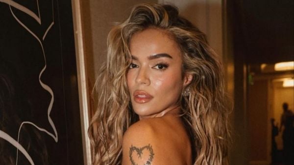 Karol G sorprende en los Premios Gammy 2026 con dos sorprendentes vestidos transparentes