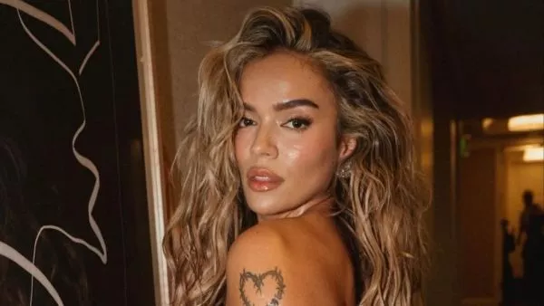 Karol G sorprende en los Premios Gammy 2026 con dos sorprendentes vestidos transparentes