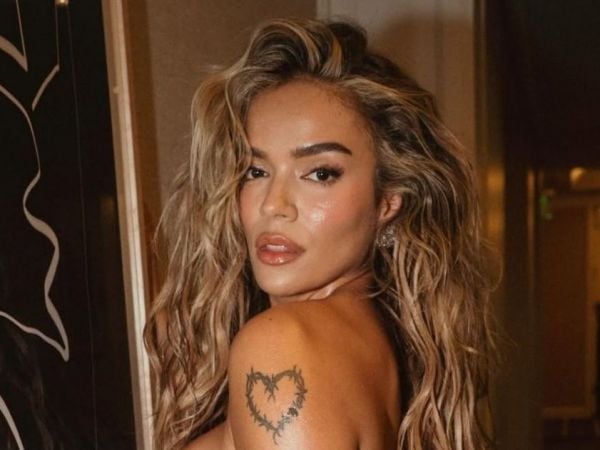 Karol G sorprende en los Premios Gammy 2026 con dos sorprendentes vestidos transparentes