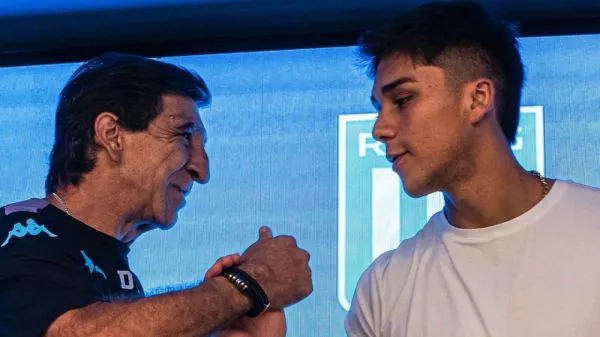 Gustavo Costas y Damián Pizarro en la presentación del delantero chileno por Racing Club de Avellaneda