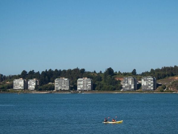 Prensa argentina resalta “pueblo costero de Chile que combina mar, paseos y vida al aire libre”
