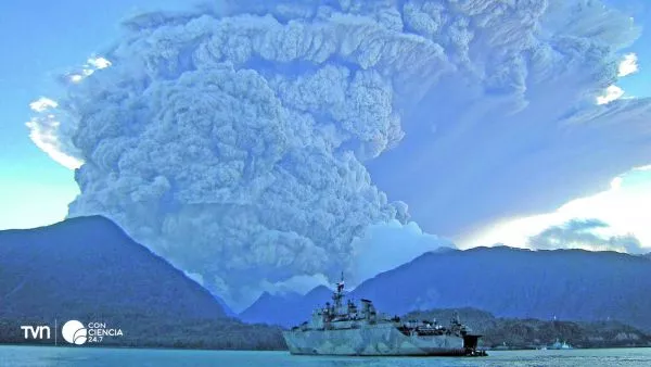 Glaciar del sur de Chile cercano a un volcán activo, en estudio sobre riesgos naturales y procesos geológicos.