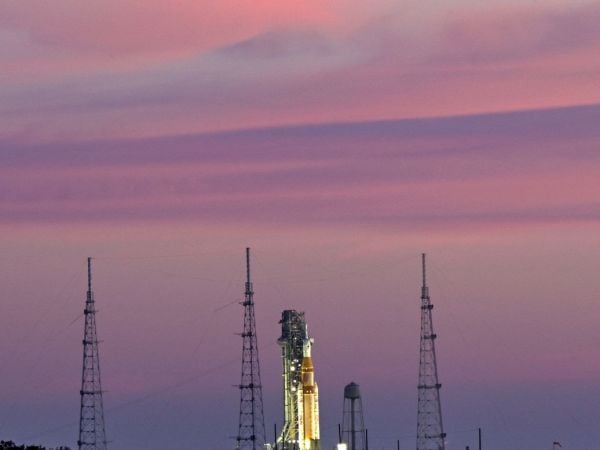 Astronautas de la misión Artemis II durante entrenamiento previo al lanzamiento lunar de la NASA.