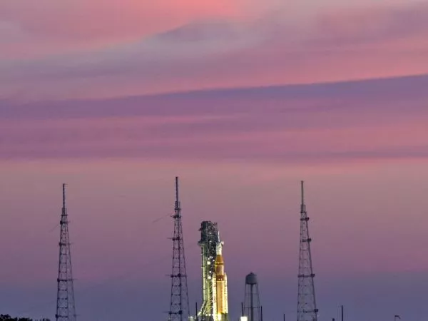 Astronautas de la misión Artemis II durante entrenamiento previo al lanzamiento lunar de la NASA.
