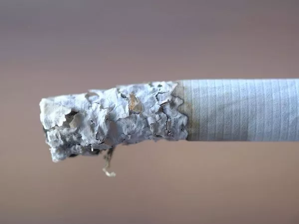 Persona fumando, una de las principales causas de cáncer del mundo.
