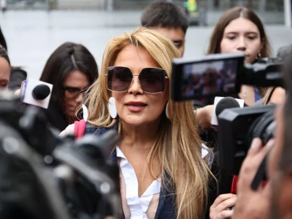 Juzgado accede a petición de defensa de Cathy Barriga y posterga en 6 meses la audiencia