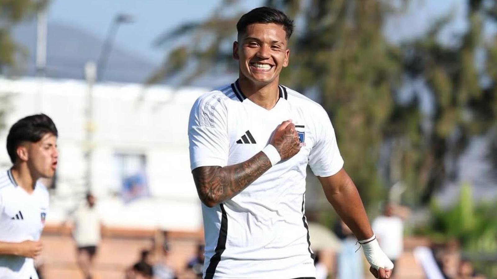 Jerall Astudillo celebrando un gol por Colo Colo