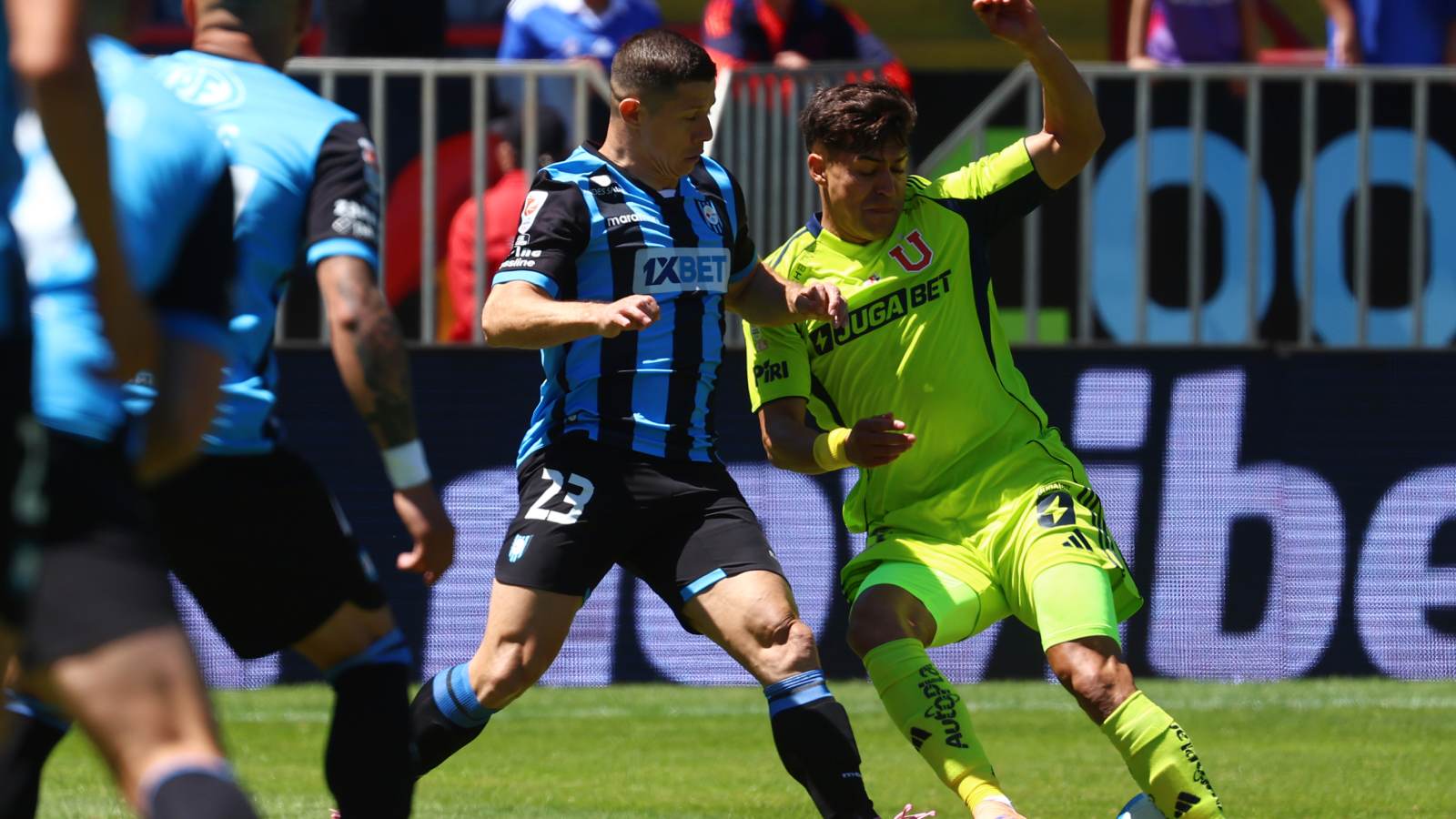 Chris Martínez disputa el balón frente a Fabián Hormazábal
